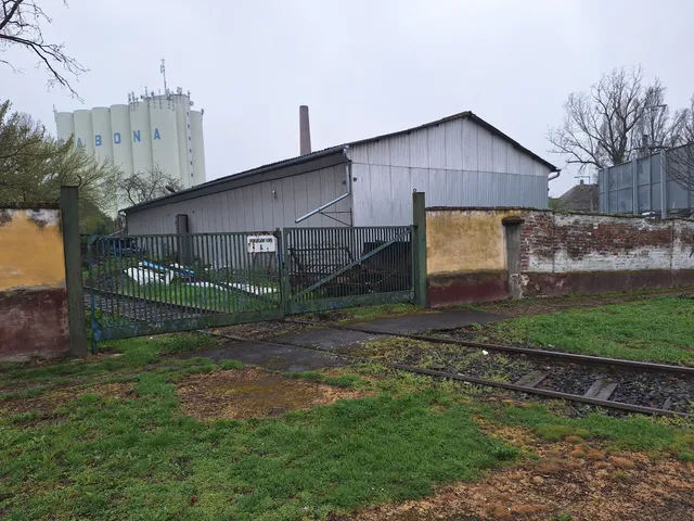 Eladó kereskedelmi és ipari ingatlan Hódmezővásárhely, Újváros 300 nm