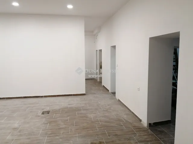 Eladó kereskedelmi és ipari ingatlan Komárom 101 nm
