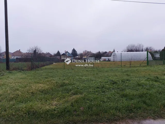 Eladó telek Naszály 896 nm