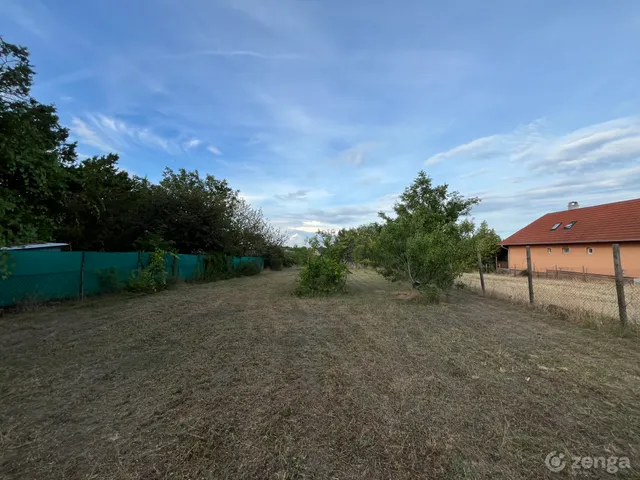 Eladó telek Pázmánd 865 nm