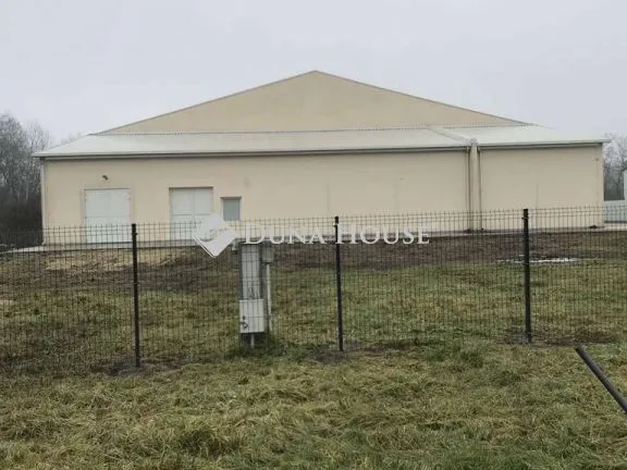 Eladó kereskedelmi és ipari ingatlan Téglás 1194 nm