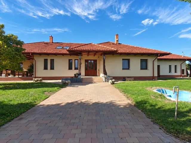 Eladó ház Dabas, Sári 228 nm