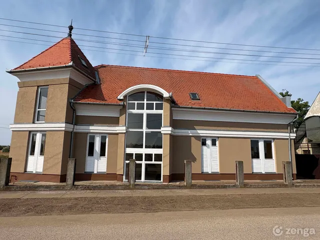 Eladó ház Kisszállás 268 nm