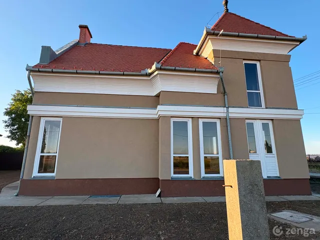 Eladó ház Kisszállás, Sallai tanító utca 34 268 nm