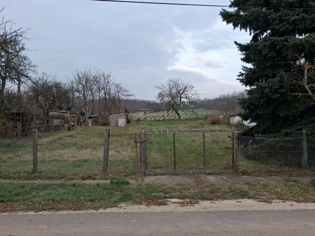 Eladó telek Győrság 5273 nm