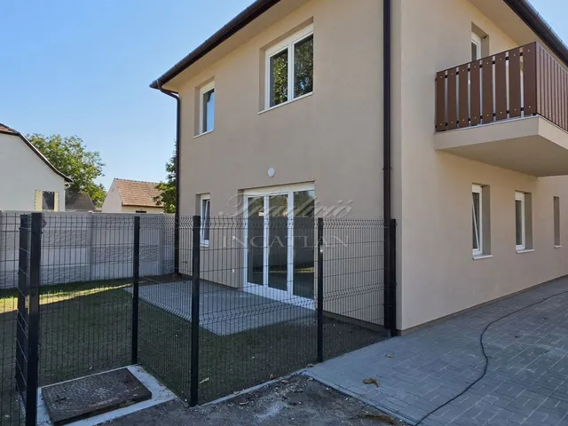 Eladó lakás Bőny 75 nm