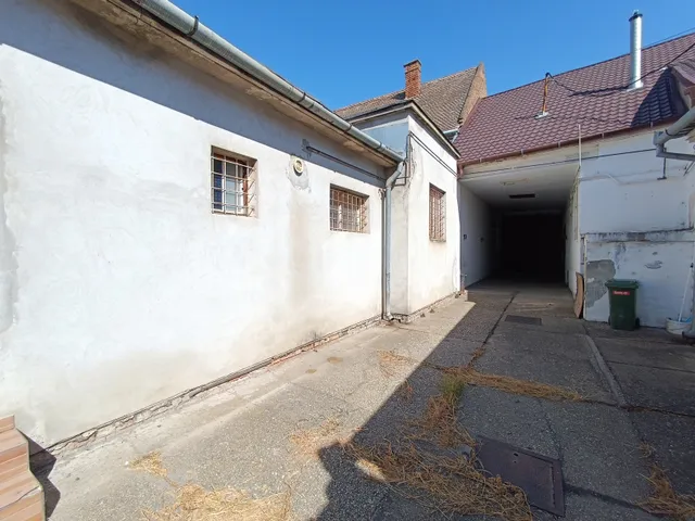 Eladó kereskedelmi és ipari ingatlan Hódmezővásárhely, Hódtó, Bajcsy-Zsilinszky Endre 8 950 nm