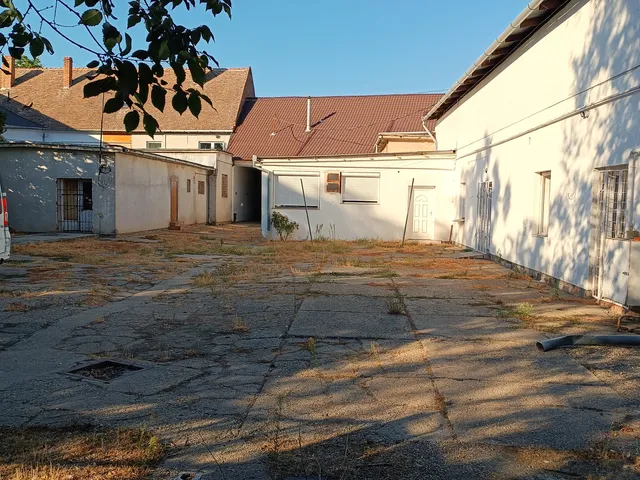 Eladó kereskedelmi és ipari ingatlan Hódmezővásárhely, Hódtó 950 nm