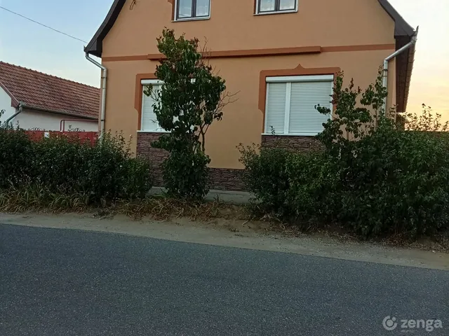 Eladó ház Hajdúböszörmény, Középkert 239 nm