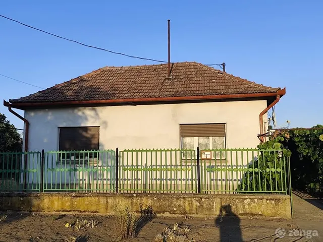 Eladó ház Tiszajenő 93 nm