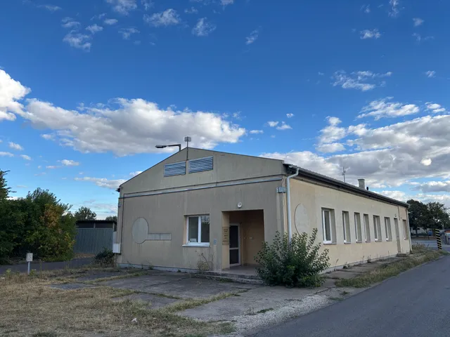 Eladó kereskedelmi és ipari ingatlan Baja, Kiscsávoly 212 nm