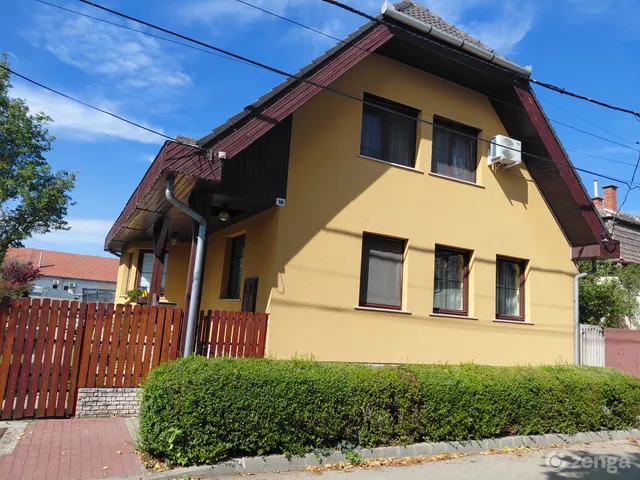 Eladó ház Komárom, Asztalos Béla 180 nm