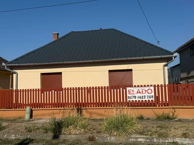 Eladó ház Tápiószentmárton, Kossuth Lajos út 38. 117 nm