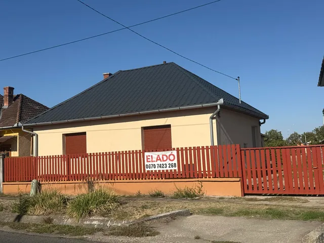 Eladó ház Tápiószentmárton, Kossuth Lajos út 38. 117 nm