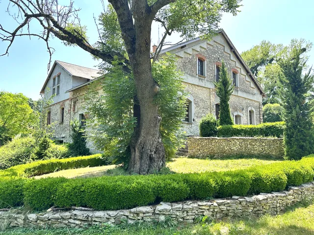 Eladó ház Lókút 315 nm