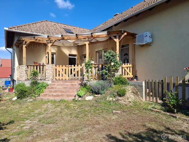 Eladó ház Pécel, Vasúton túli terület 240 nm