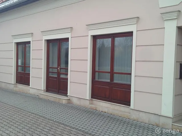 Kiadó kereskedelmi és ipari ingatlan Tata, Tóváros 40 nm