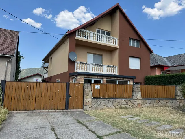 Eladó ház Piliscsév 240 nm