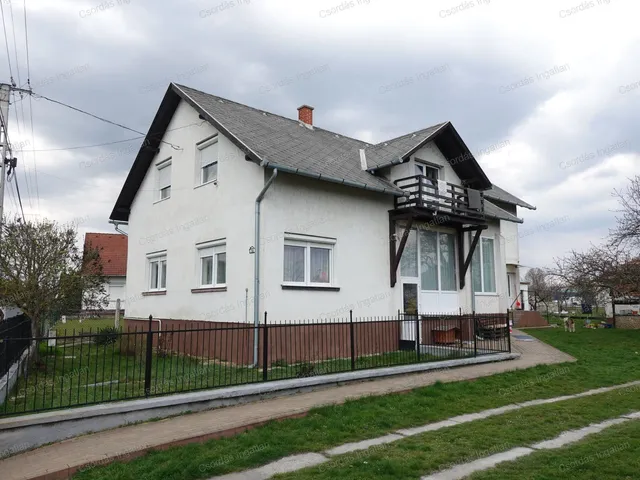 Eladó ház Bánd 265 nm