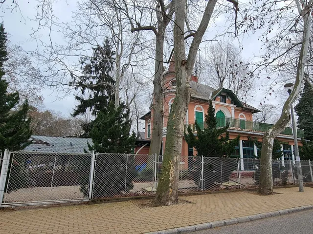 Eladó kereskedelmi és ipari ingatlan Siófok, Aranypart 360 nm