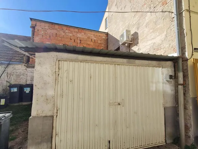Eladó garázs Esztergom 18 nm