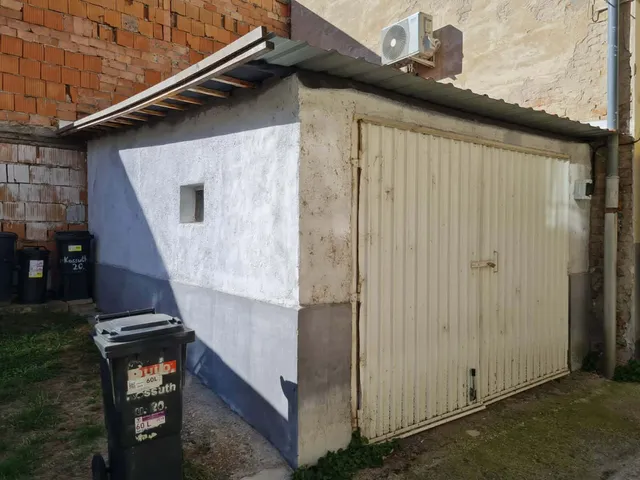 Eladó garázs Esztergom 18 nm