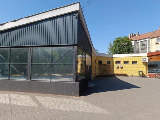 Eladó kereskedelmi és ipari ingatlan Hódmezővásárhely, Csúcs 164 nm