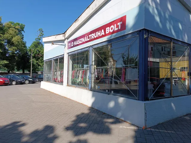 Eladó kereskedelmi és ipari ingatlan Hódmezővásárhely, Csúcs 164 nm