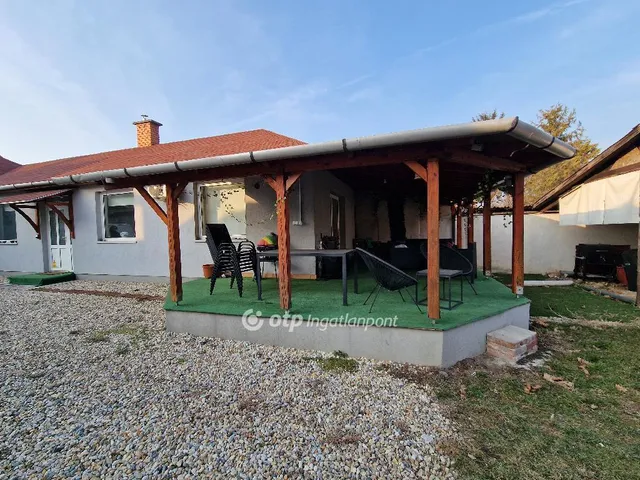 Eladó ház Szirmabesenyő 220 nm