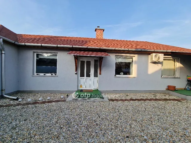 Eladó ház Szirmabesenyő 220 nm