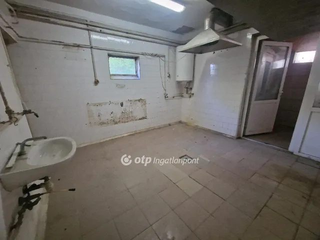 Eladó kereskedelmi és ipari ingatlan Miskolc 600 nm