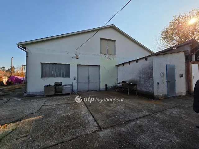 Eladó kereskedelmi és ipari ingatlan Halmaj 663 nm