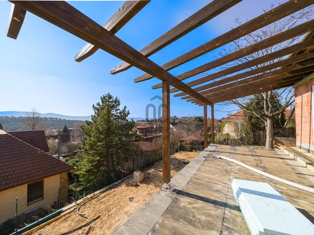 Eladó ház Üröm 300 nm