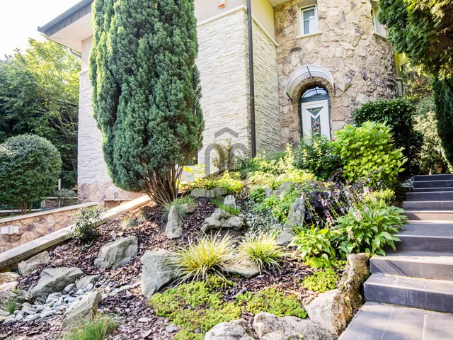 Eladó ház Budapest II. kerület, Adyliget 300 nm