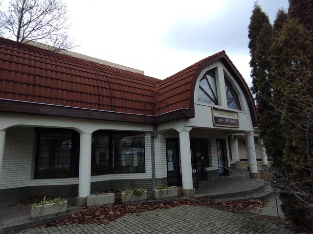 Eladó kereskedelmi és ipari ingatlan Dunaújváros, Béke városrész 170 nm