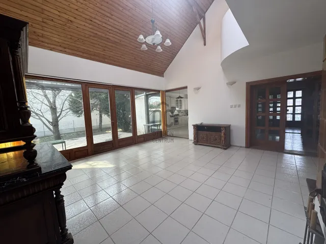 Eladó ház Dunaújváros, Újtelep 230 nm