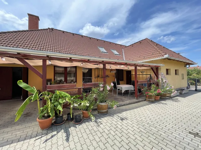 Eladó ház Dunaújváros, Újtelep 132 nm