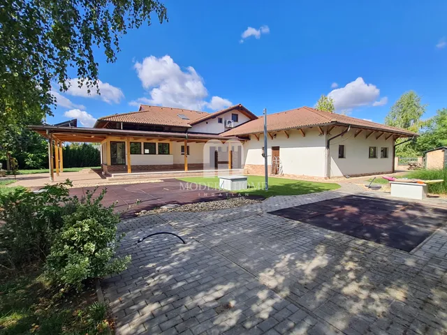 Eladó ház Besnyő 285 nm