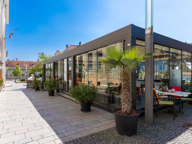 Eladó kereskedelmi és ipari ingatlan Keszthely, Fő tér 170 nm