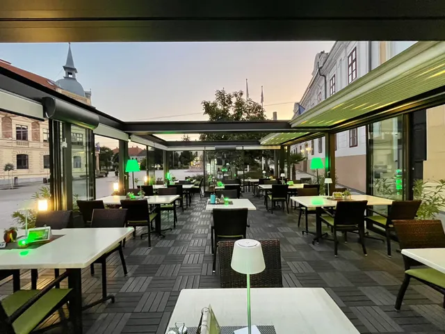 Eladó kereskedelmi és ipari ingatlan Keszthely, Fő tér 170 nm