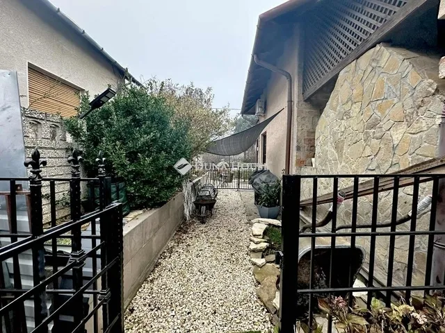 Eladó ház Budapest XVI. kerület 262 nm