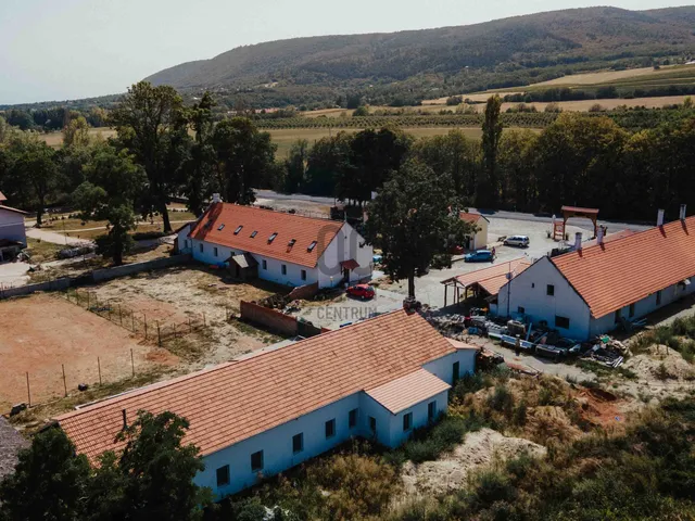 Eladó kereskedelmi és ipari ingatlan Nemesvita 300 nm