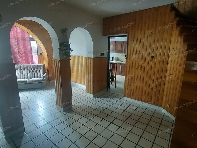 Eladó ház Győr, Szabadhegy 300 nm