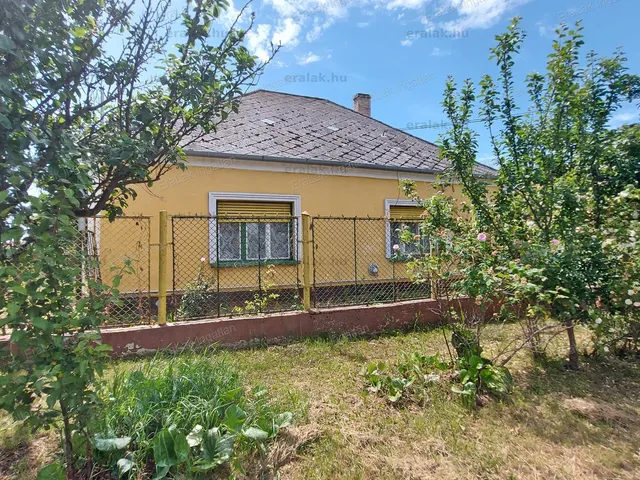 Eladó ház Ács, Pénzásás 76 nm
