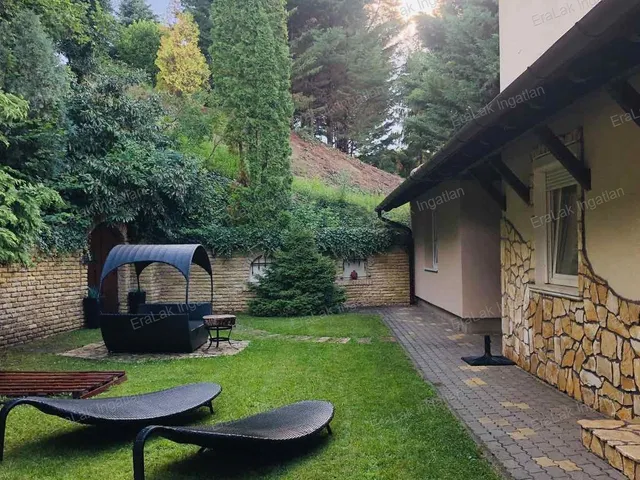 Eladó ház Győrújbarát 280 nm
