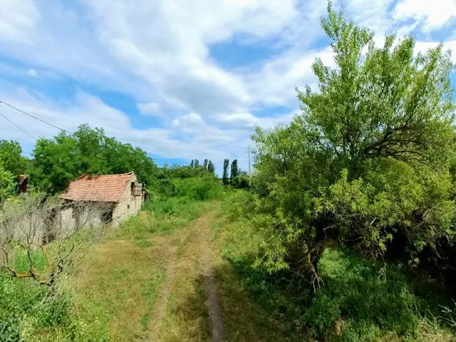 Eladó telek Köveskál 718 nm