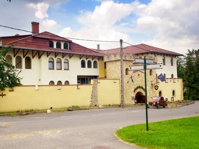 Eladó kereskedelmi és ipari ingatlan Törökbálint, Tópark 1120 nm