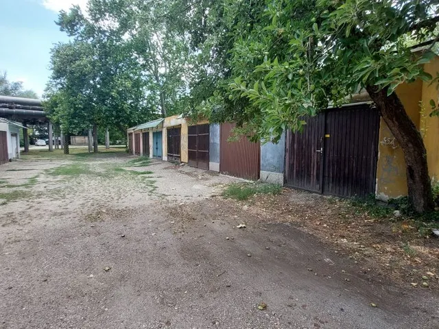 Eladó garázs Százhalombatta 18 nm